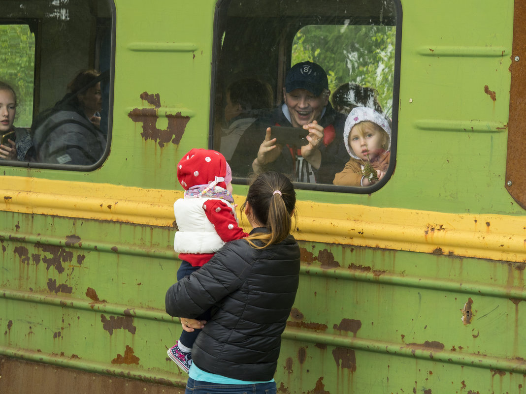 В поселке Белое озеро. Остановка по пути туда - Владимир Шибинский