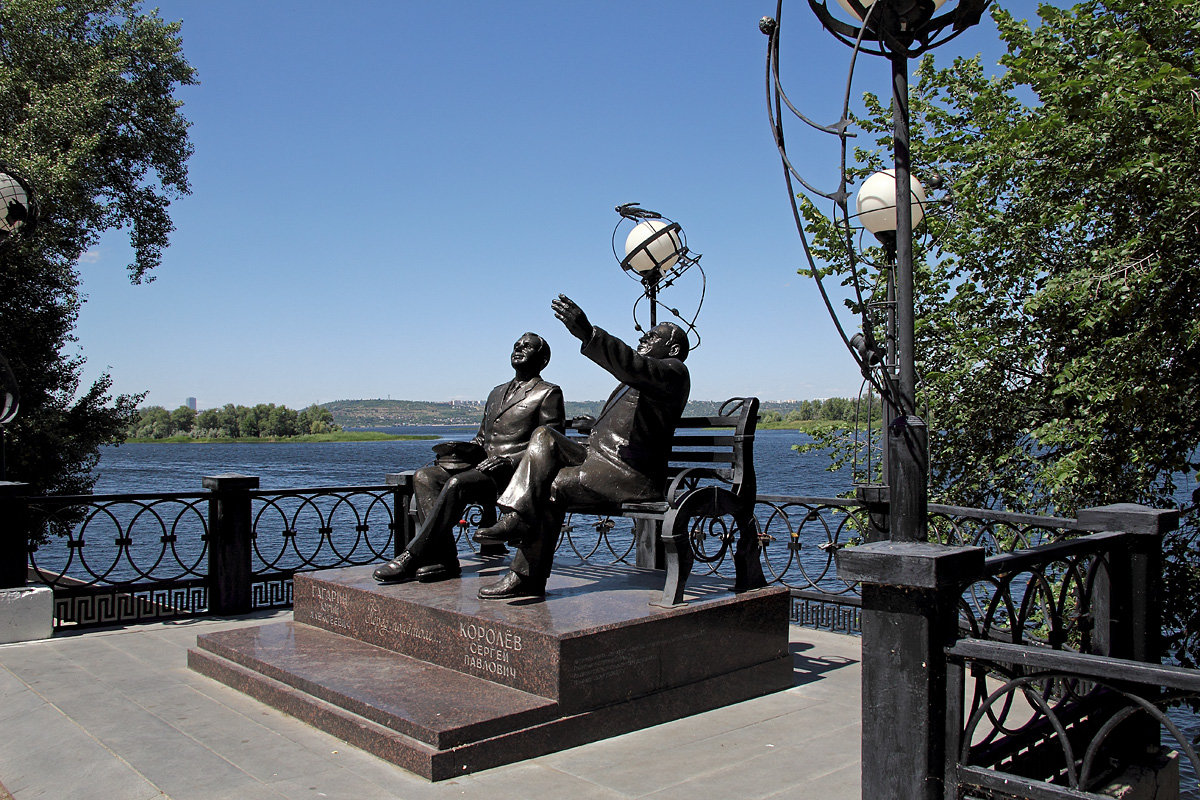 Памятник С.П.Королеву и Ю.А.Гагарину "Перед полетом". г.Энгельс. Саратовская область - MILAV V