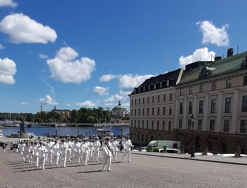 Военный оркестр , сопровождающий церемонию смены караула, Стокгольм Швеция - Tamara *
