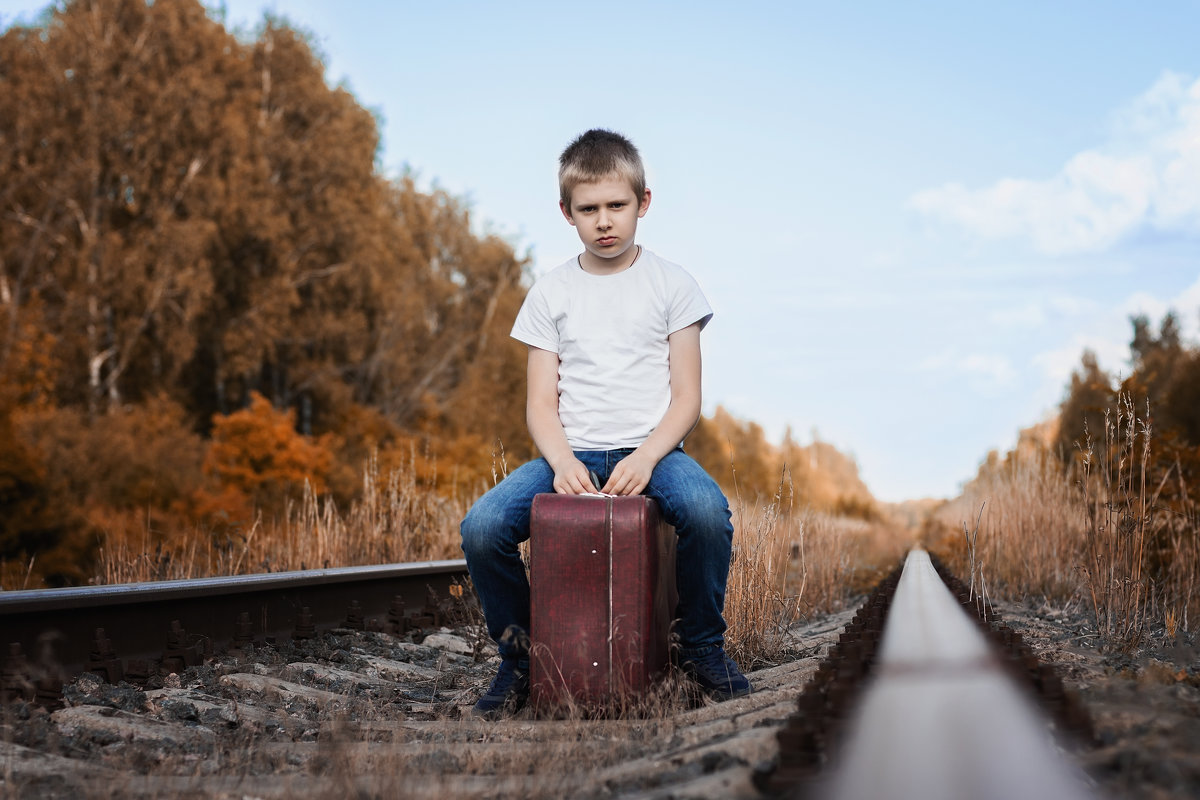 Мальчик с чемоданом железная дорога