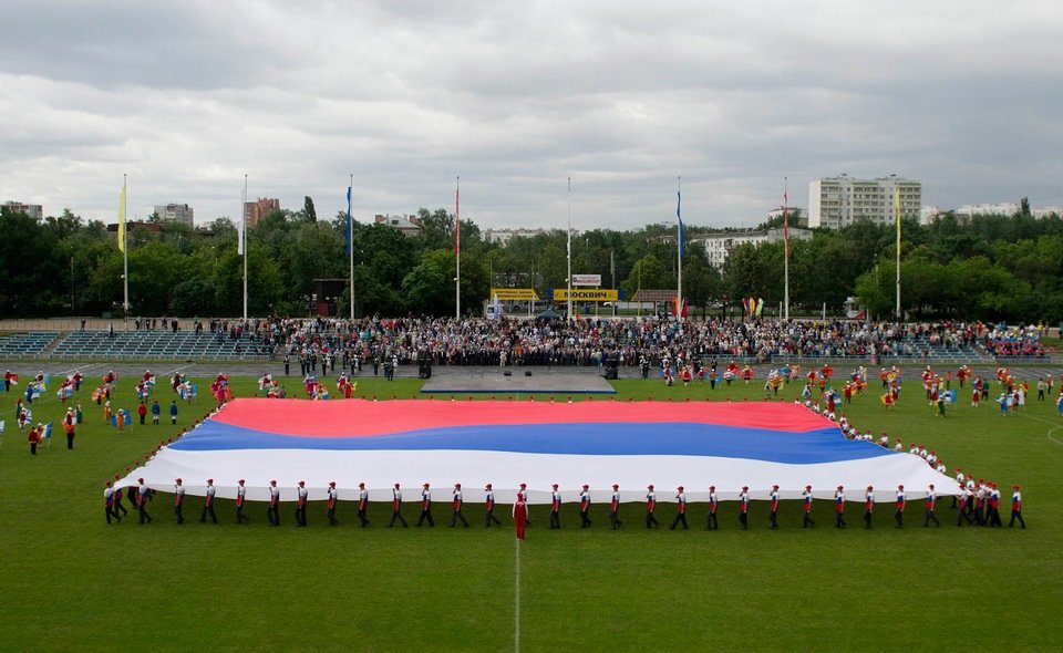 2.69. Флаг развёрнут на стадионе - Валерий 