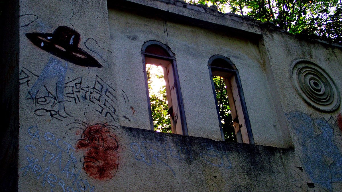 Стена руин с граффити... - Евгений БРИГ и невич