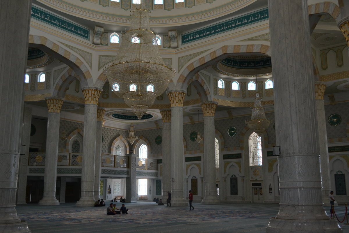 Центральный зал в Белой мечети города Нур Султан...Намаз,Свято. - Андрей Хлопонин