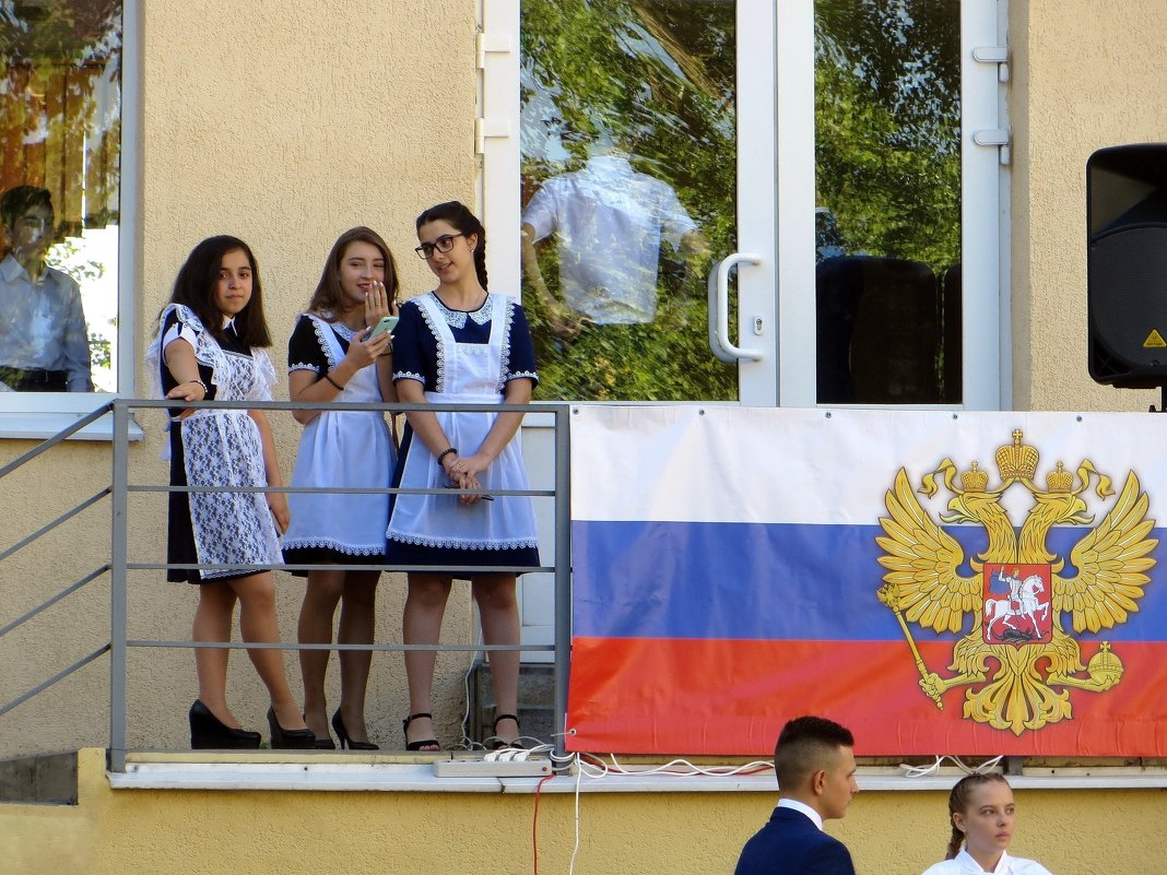 В последние несколько лет вновь стала популярна школьная форма с белым фартуком - Татьяна Смоляниченко