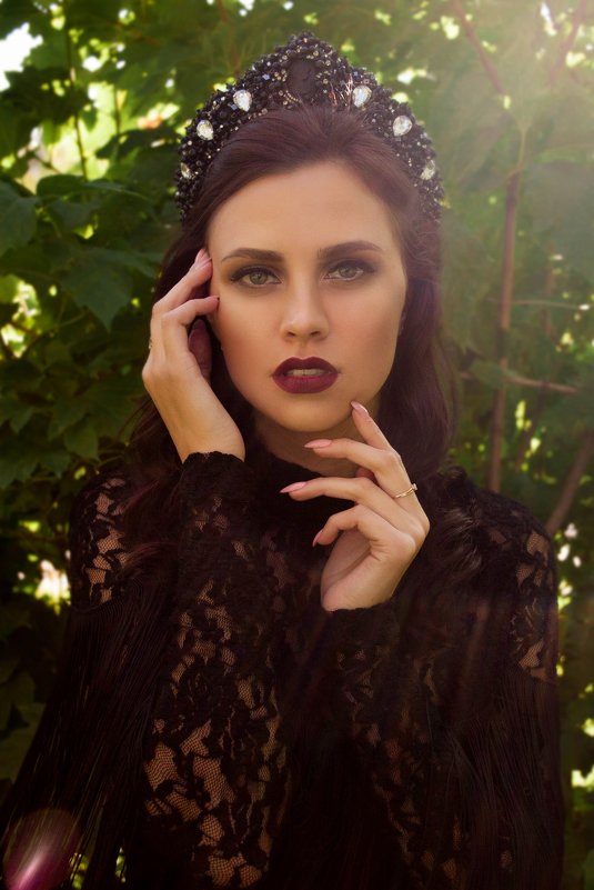 Красивая девушка в короне кокошнике в парке - Анастасия Иващенко