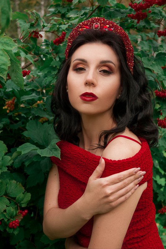 Красивая девушка в красном в парке с калиной - Анастасия Иващенко