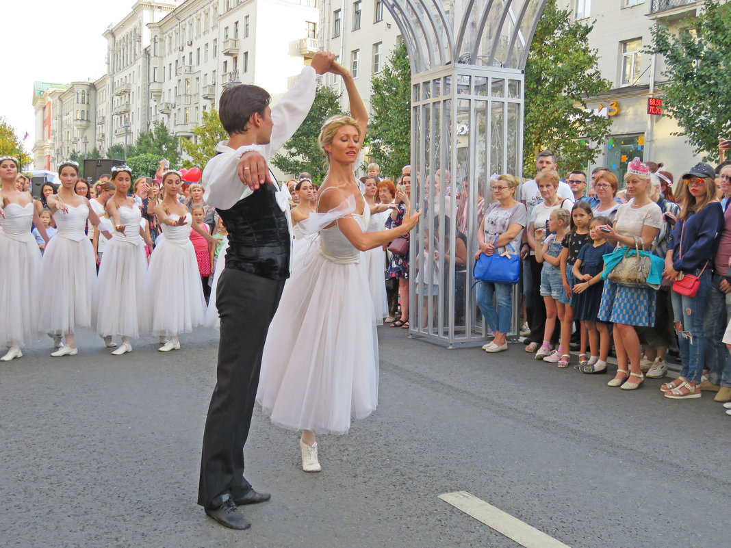 И снова балет на улицах Москвы - ИРЭН@ .