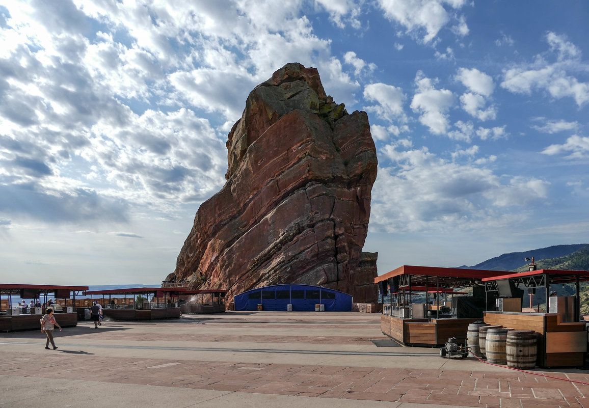 За этой скалой амфитеатр Ред Рокс (Red Rocks) - Юрий Поляков