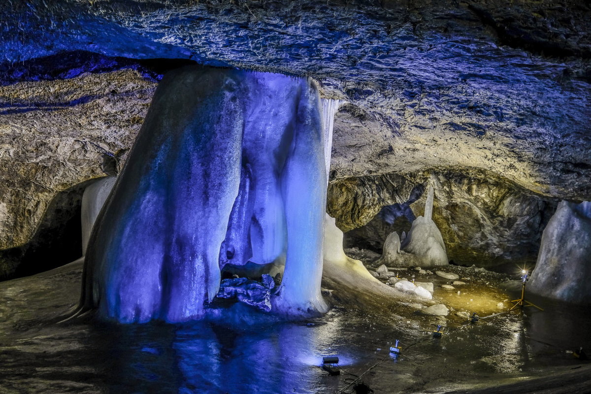В ледяной Аксинской пещере - Георгий А