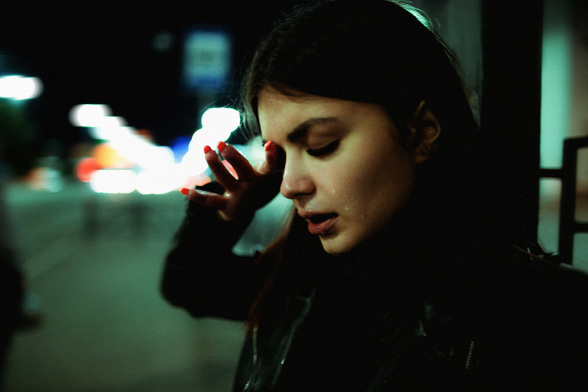 Девушка плачет на фоне ночного города на улице - Lenar Abdrakhmanov