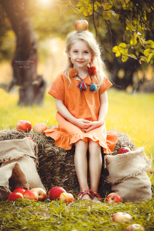 Полиночка и яблочки - Фотохудожник Наталья Смирнова
