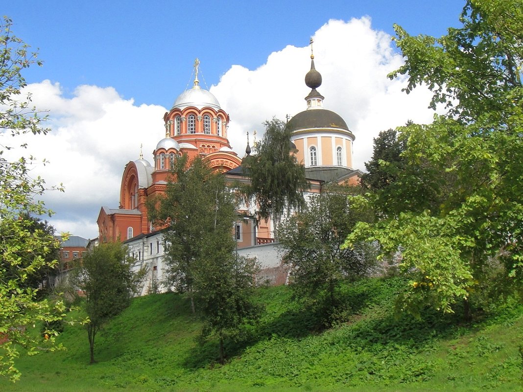 У стен Покровского монастыря в Хотькове - Ольга Довженко