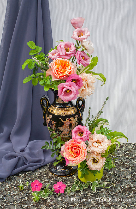 Черная ваза с цветами - Ольга Бекетова
