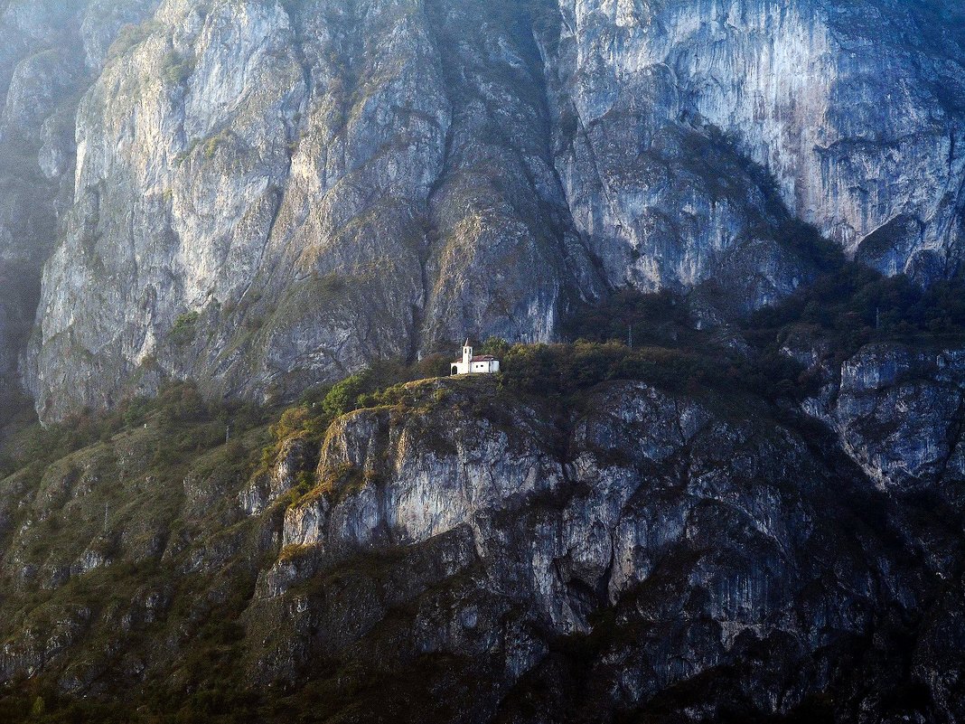 Одинокий храм в Альпах - Sven L