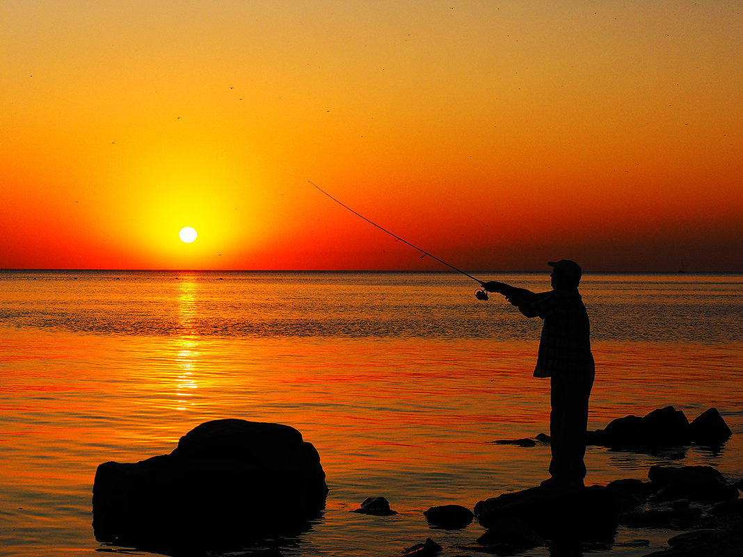Рыбалка с лодки на закате