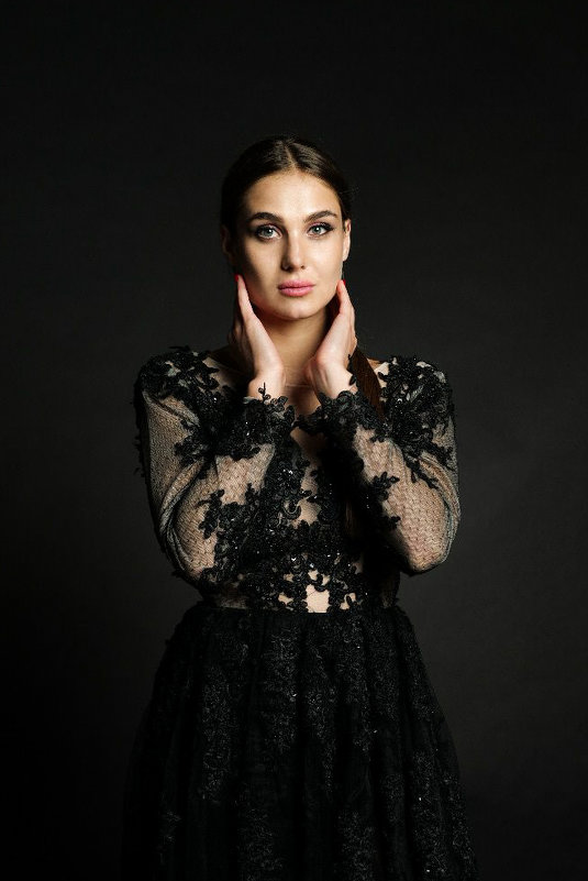 Девушка в черном платье - Valentina Zaytseva