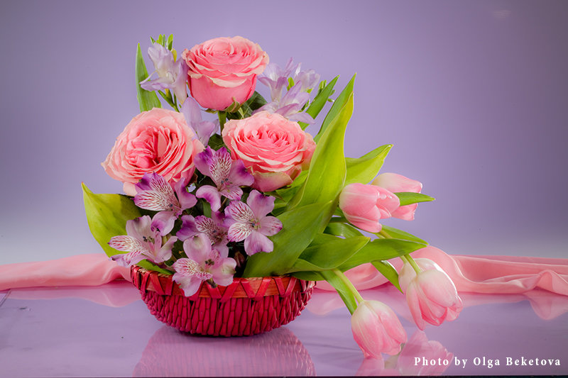 Розы и тюльпаны на фиолетовом фоне - Ольга Бекетова