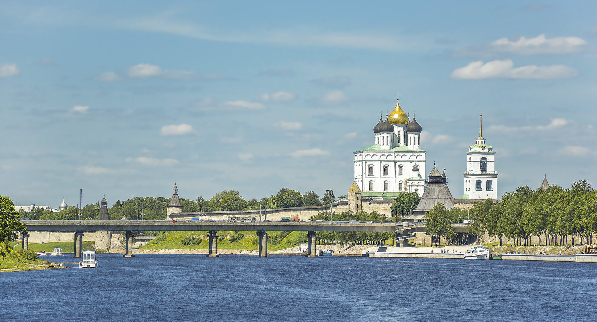 Псков. Вид на Кром, Троицкий собор и реку Великая. - bajguz igor