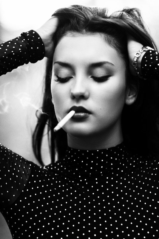 Девушка с сигаретой - Алексей Жарков