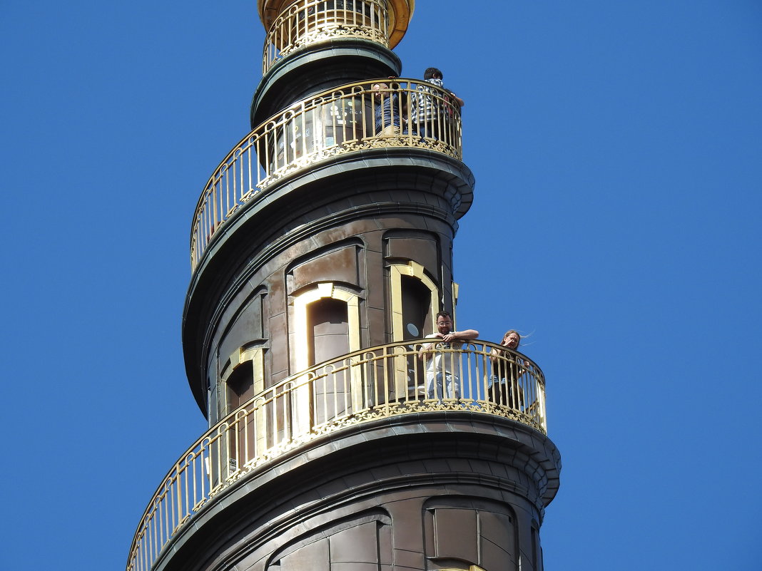 Туристы поднимаются на башню Церкви Спасителя - Natalia Harries
