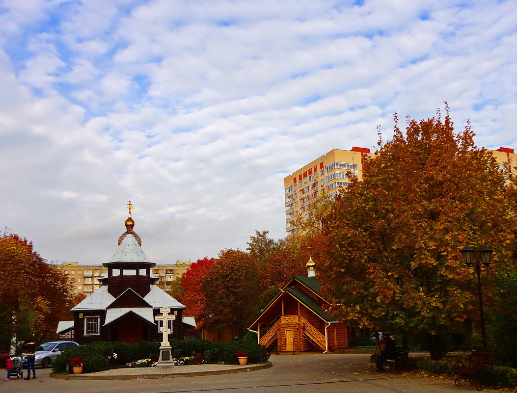 Осень в церковном сквере. - Ирина 