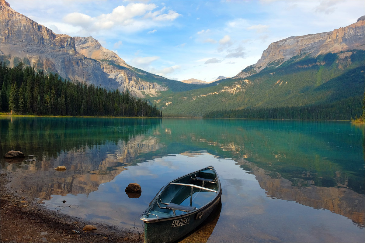 Emerald Lake. Alberta Canada. - Alexander Hersonski