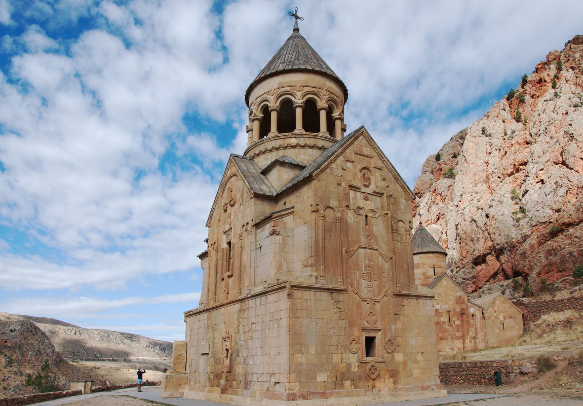 Армения... Среди  отвесных скал - величественный монастырь Нораванк. - Galina Leskova