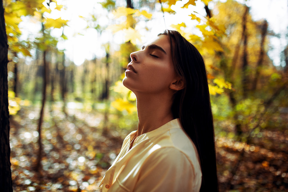 Портрет девушки в рубашке на фоне солнечного осеннего леса - Lenar Abdrakhmanov
