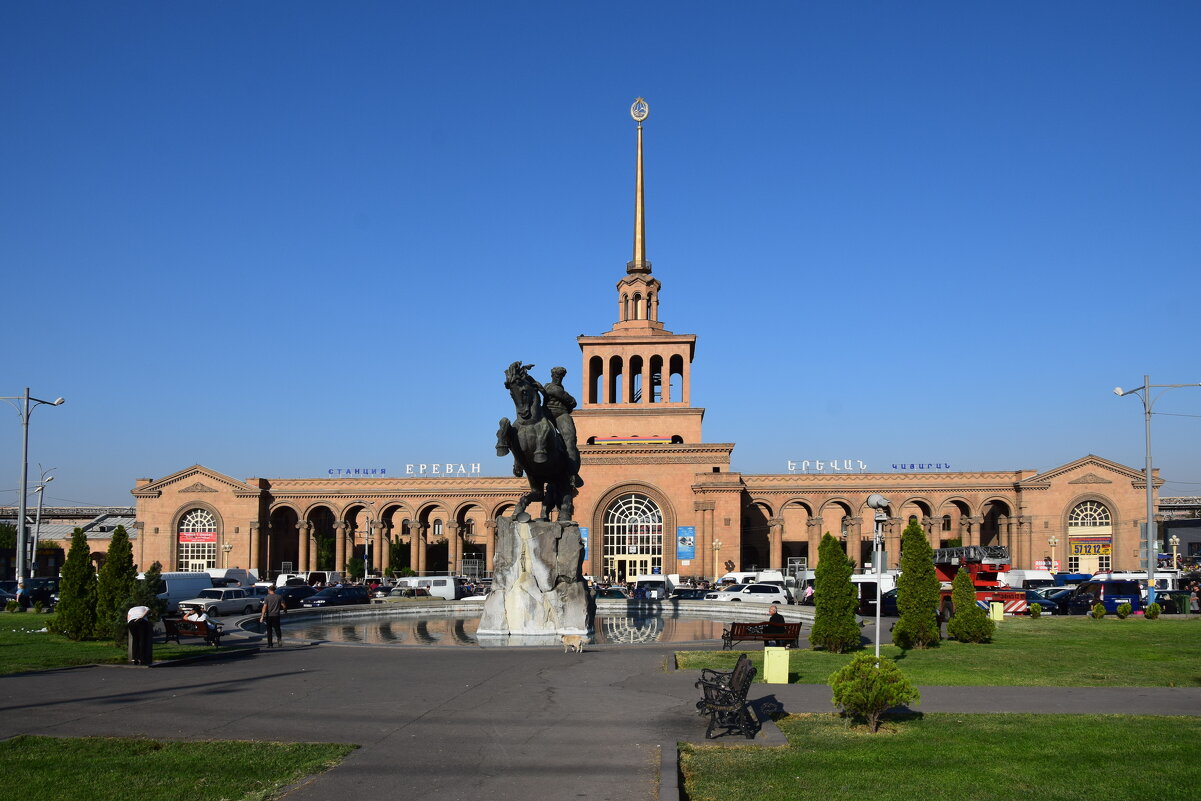 Армения... город Ереван. Здание  железнодорожного вокзала - Galina Leskova