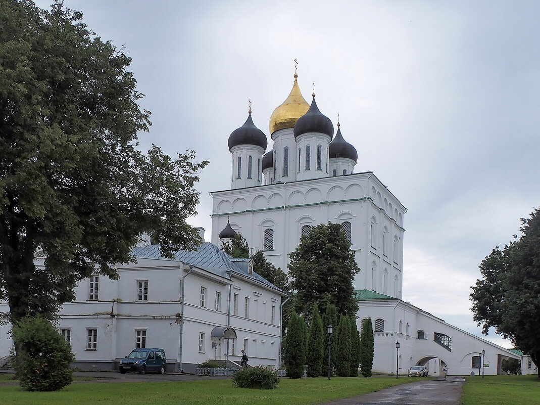 Свято-Троицкий собор в Пскове, располагается внутри крепостных стен Кремля. - Евгений Седов