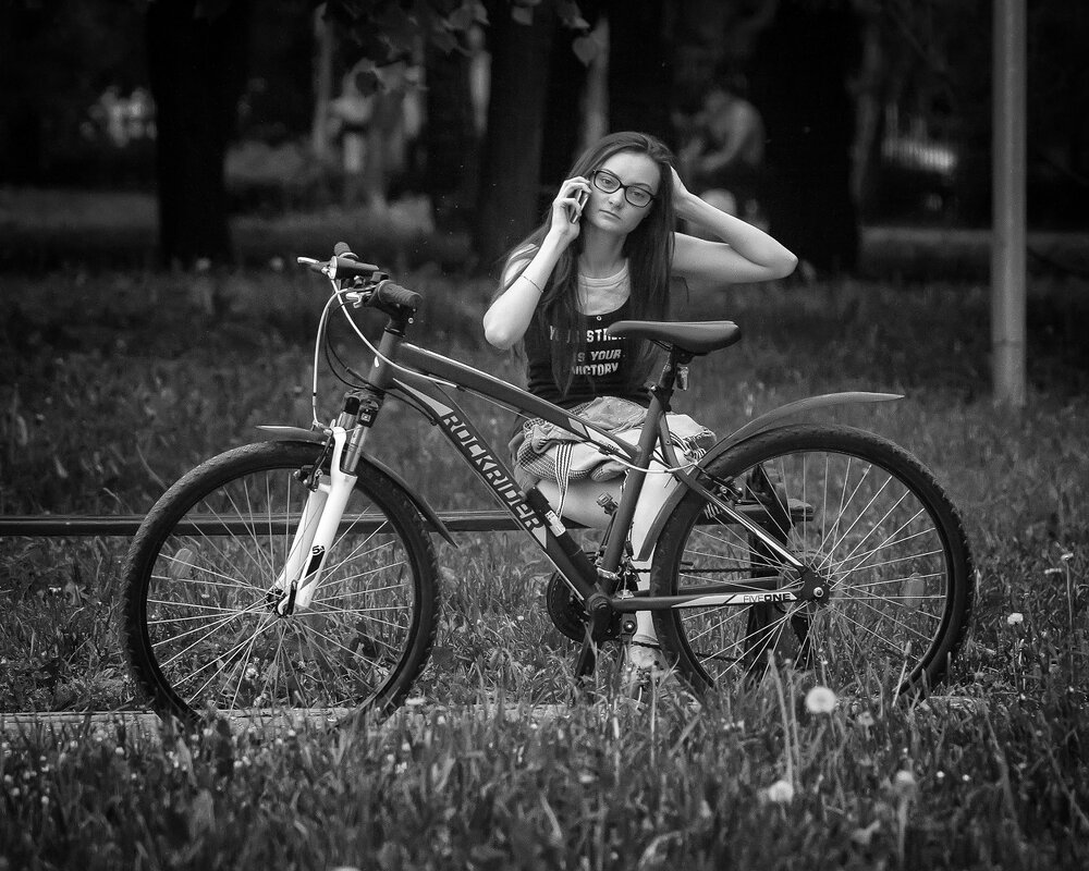 Девушка, велосипед и телефон... - Сергей Кичигин