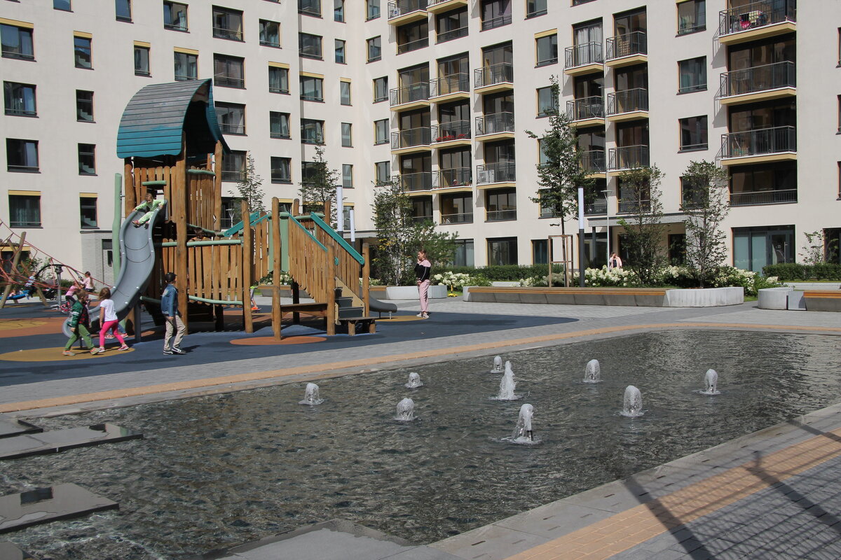 Современный двор с детской площадкой и фонтаном - Олег Афанасьевич Сергеев