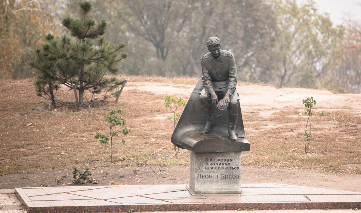 Памятник  Леониду Быкову в парке Слава - Олег 