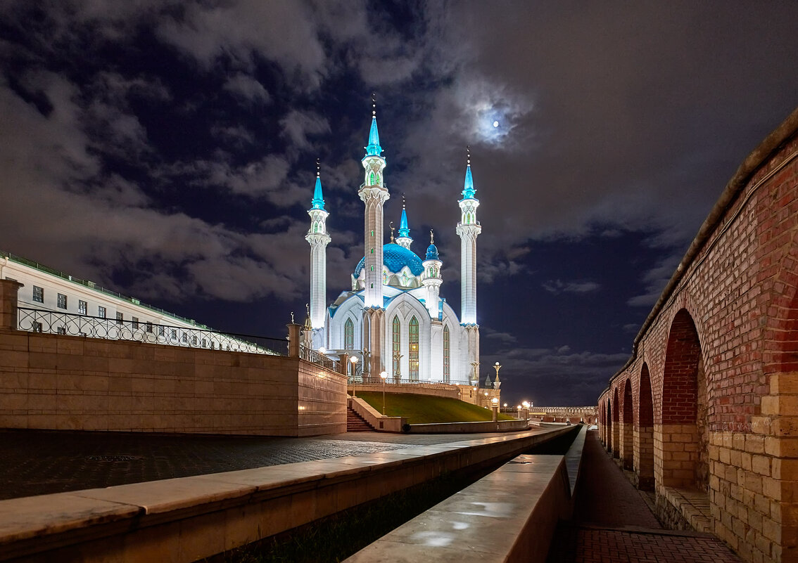 Казанский Кремль, мечеть Кул-Шариф и луна - Игорь Иванов