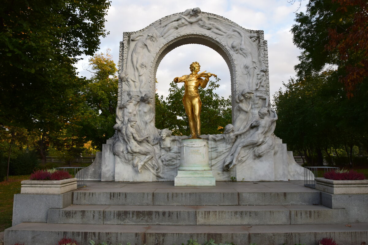 Австрия.. Вена. Позолоченный Памятник Иоганну Штраусу II - Galina Leskova