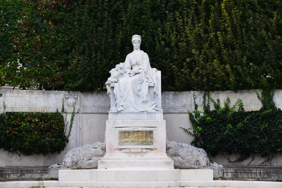 Австрия.. Вена... Памятник императрице Елизавете Баварской. - Galina Leskova