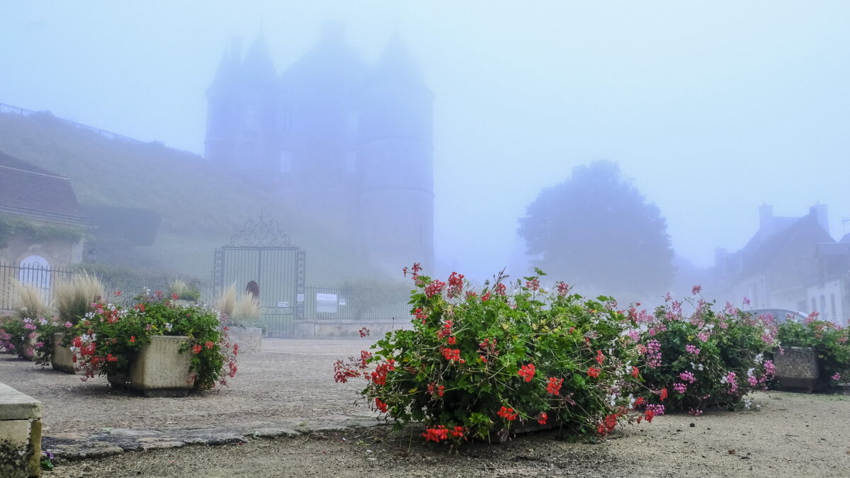 в тумане: замок Монтмирай - Георгий А