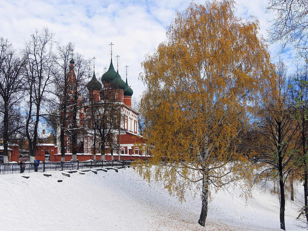 Когда осень уходит красиво... В Ярославле, возле церкви Михаила Архангела - Николай Белавин