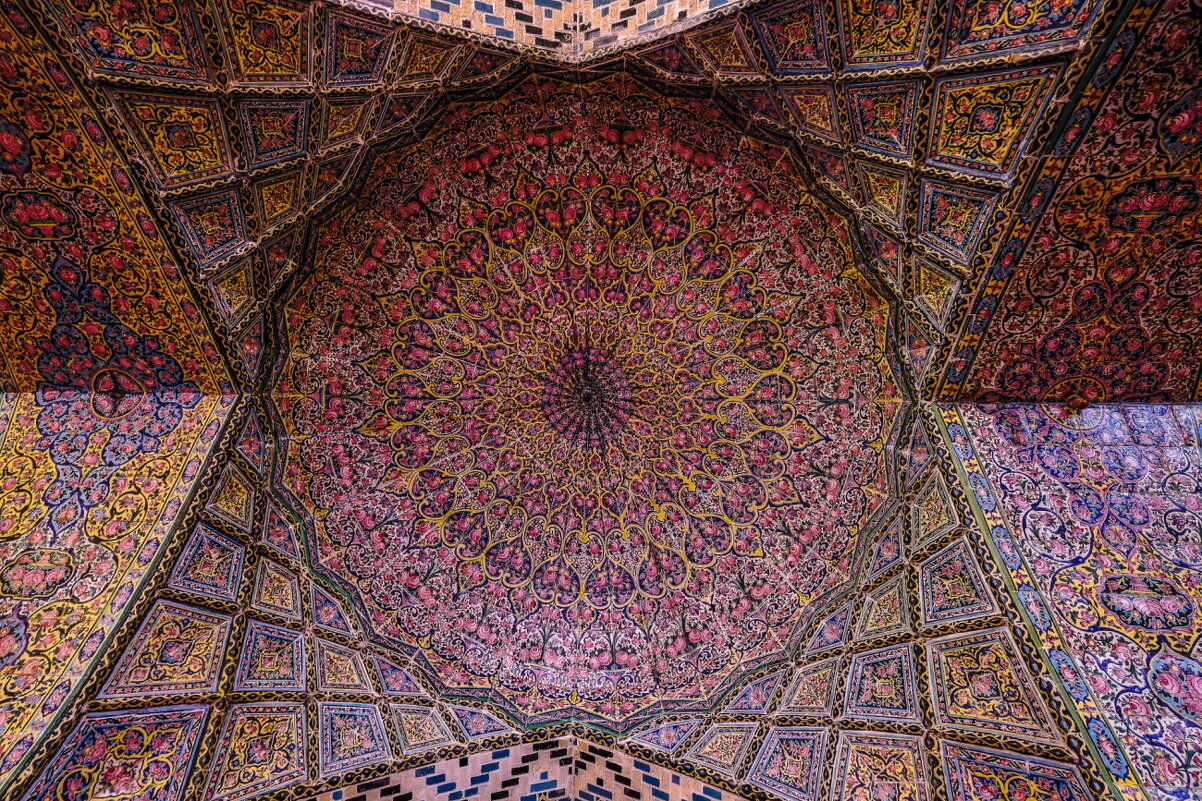 полная симметрия потолка Розовой Мечет, г. Шираз - Георгий А