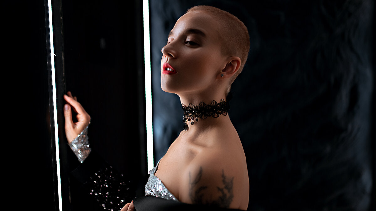 Портрет девушки с короткой стрижкой на фоне зеркала с неоновой подсветкой в коридоре ночного клуба - Lenar Abdrakhmanov