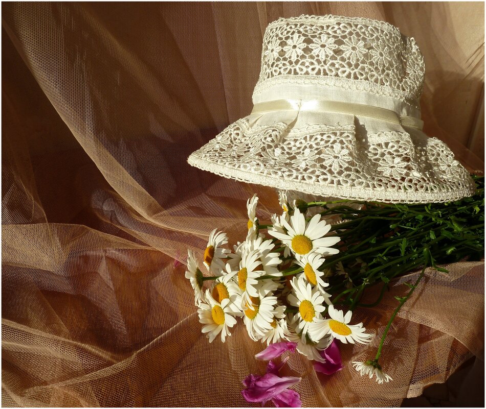 Июньская композиция из ромашек со шляпой - Лидия Бараблина