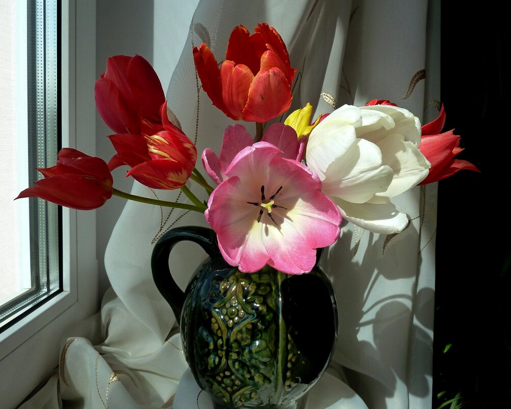Букет майских тюльпанов в вазе на окне - Лидия Бараблина