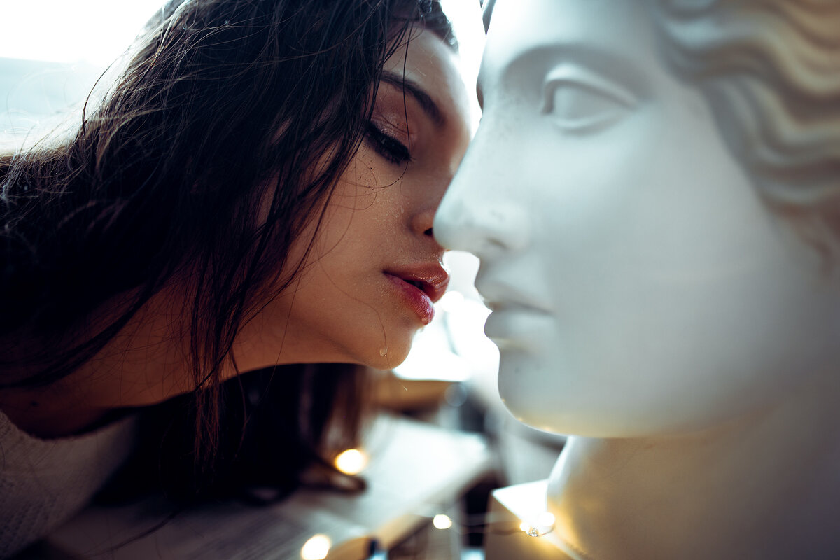 Девушка с мокрыми волосами целует скульптуру в губы - Lenar Abdrakhmanov