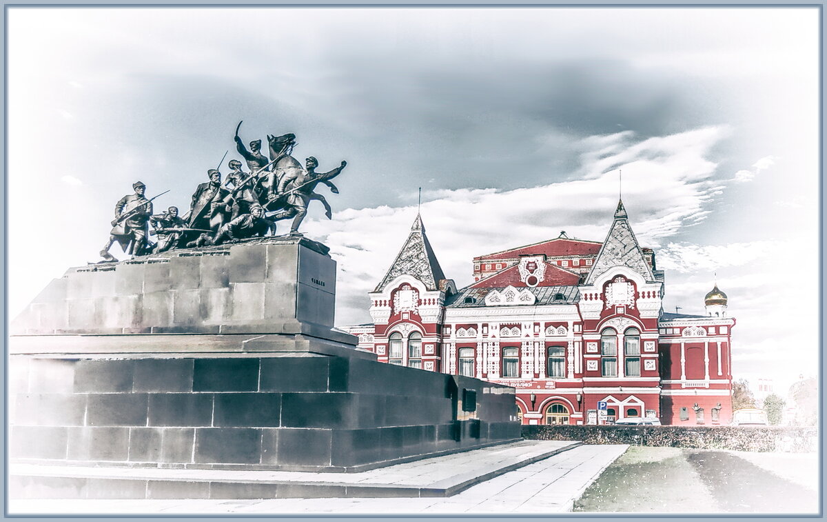 Памятник Чапаеву у Драмтеатра в Самаре - Наталья Ильина