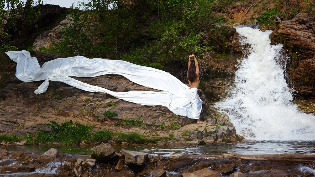 С тканью на водопаде - Андрей Зонин