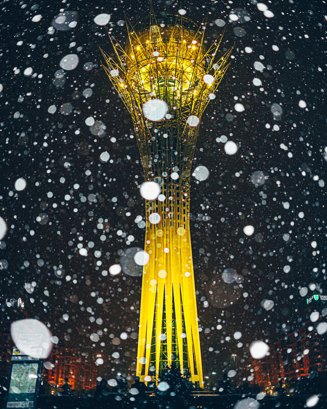 Осенний снегопад у монумента Байтерек (Астана,КЗ) - Александр (sanchosss) Филипенко