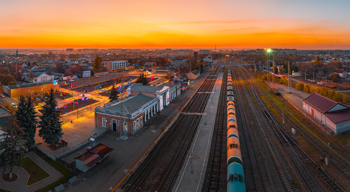 Железнодорожный вокзал в городе Невинномысск - Фёдор. Лашков