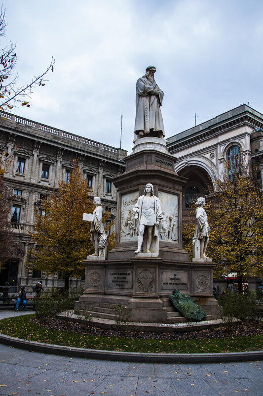 Милан. Памятник Леонардо на Площади Леонардо рядом с музеем Леонардо - Олег Oleg