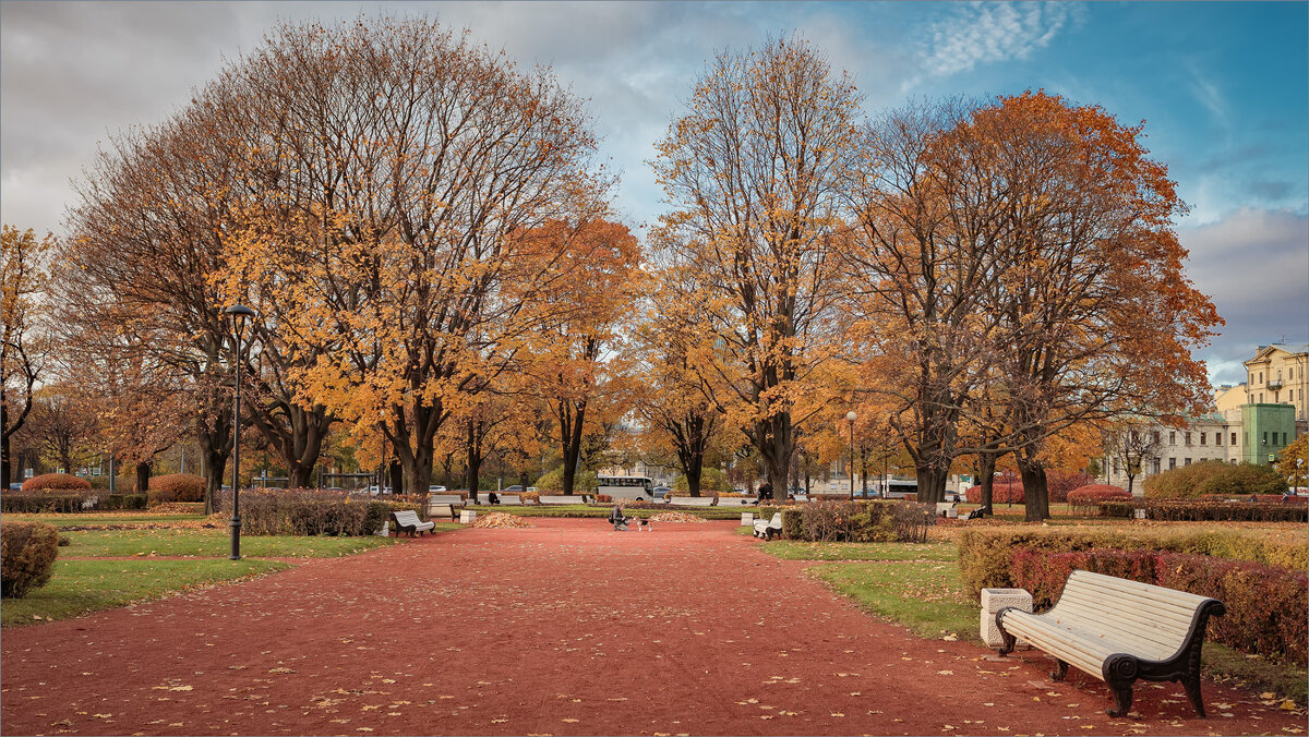 В осеннем парке - Сергей Кичигин