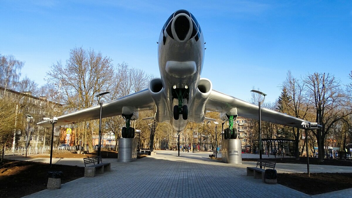 Памятник самолёту ТУ-16 - Милешкин Владимир Алексеевич 
